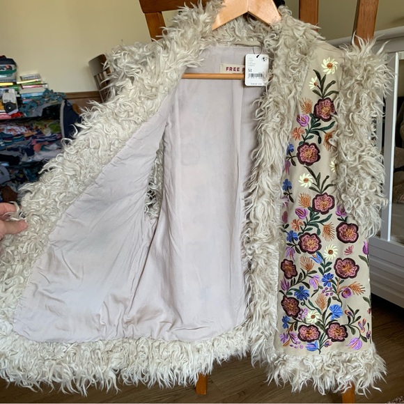 Rare Free People Suede Floral Embroidered Fur Trimmed Vest NWT - Picture 3 of 7